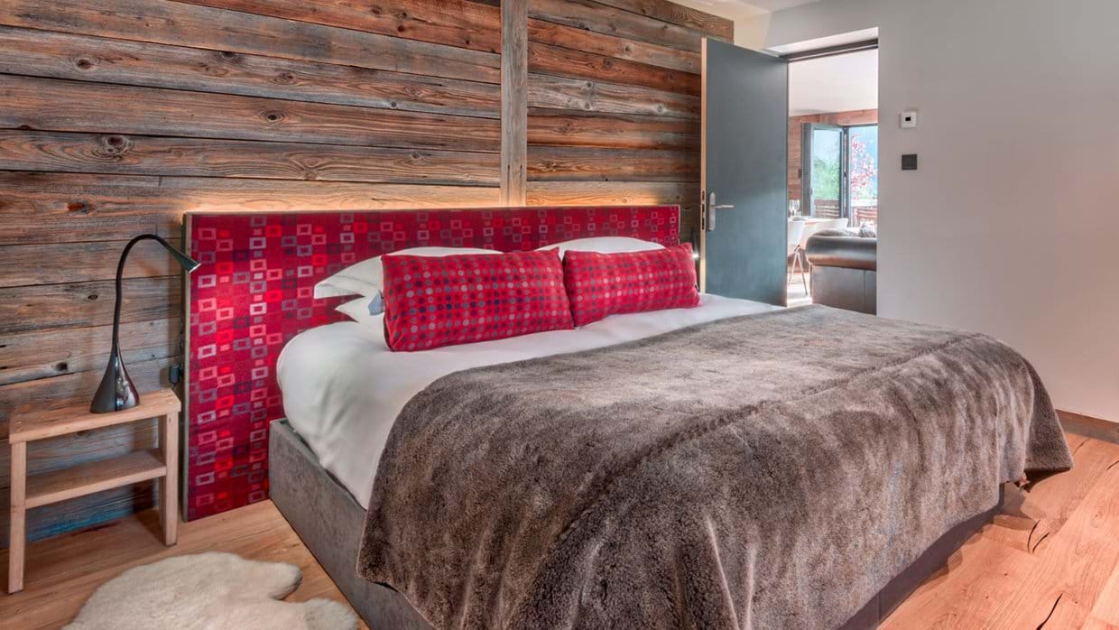 Luxury-ski-chalet-Morzine-Apartment-Deux-Chevaux-Oxford-Ski-Bedroom (6).jpg
