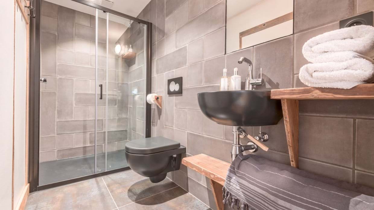 Luxury-ski-chalet-Morzine-Apartment-Deux-Chevaux-Oxford-Ski-Bathroom.jpg