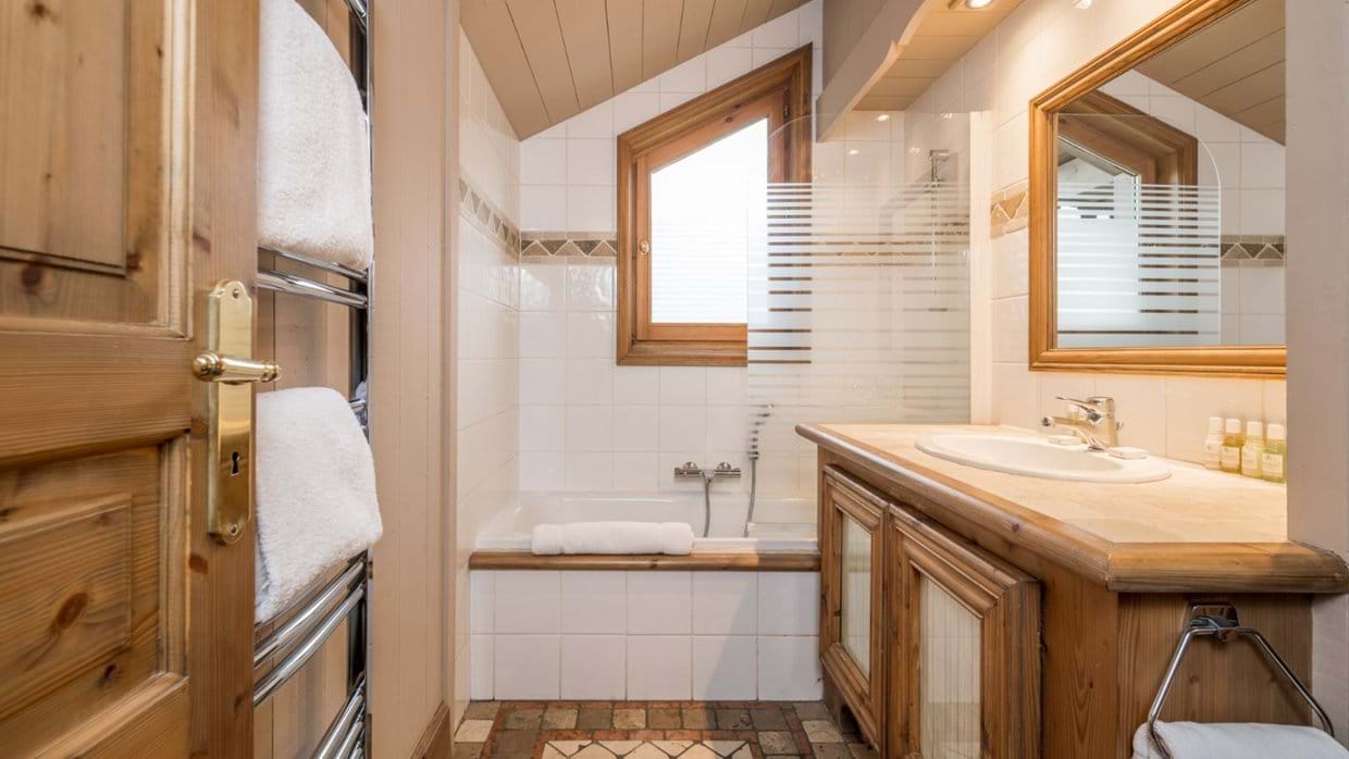 luxury-ski-chalet-meribel-brioche-oxford-ski-bath (3).jpg