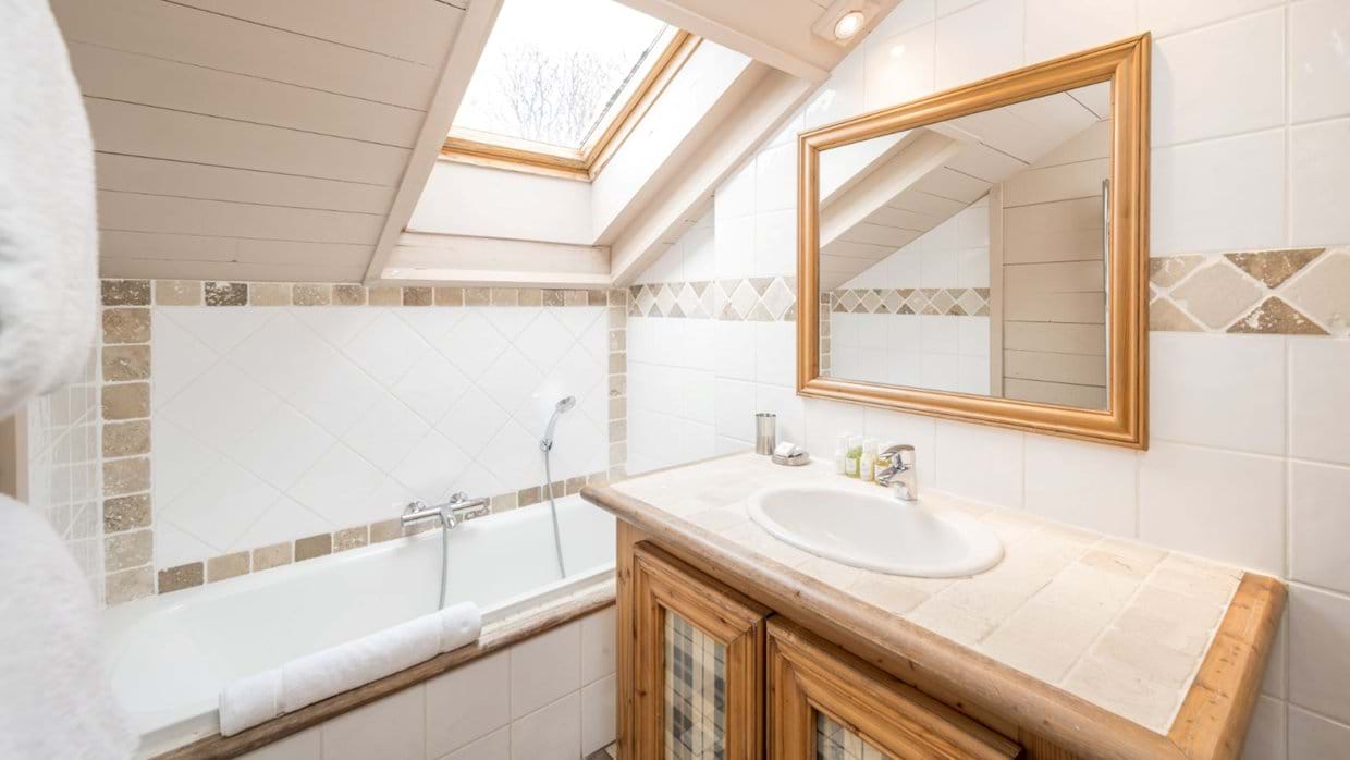 luxury-ski-chalet-meribel-brioche-oxford-ski-bath.jpg