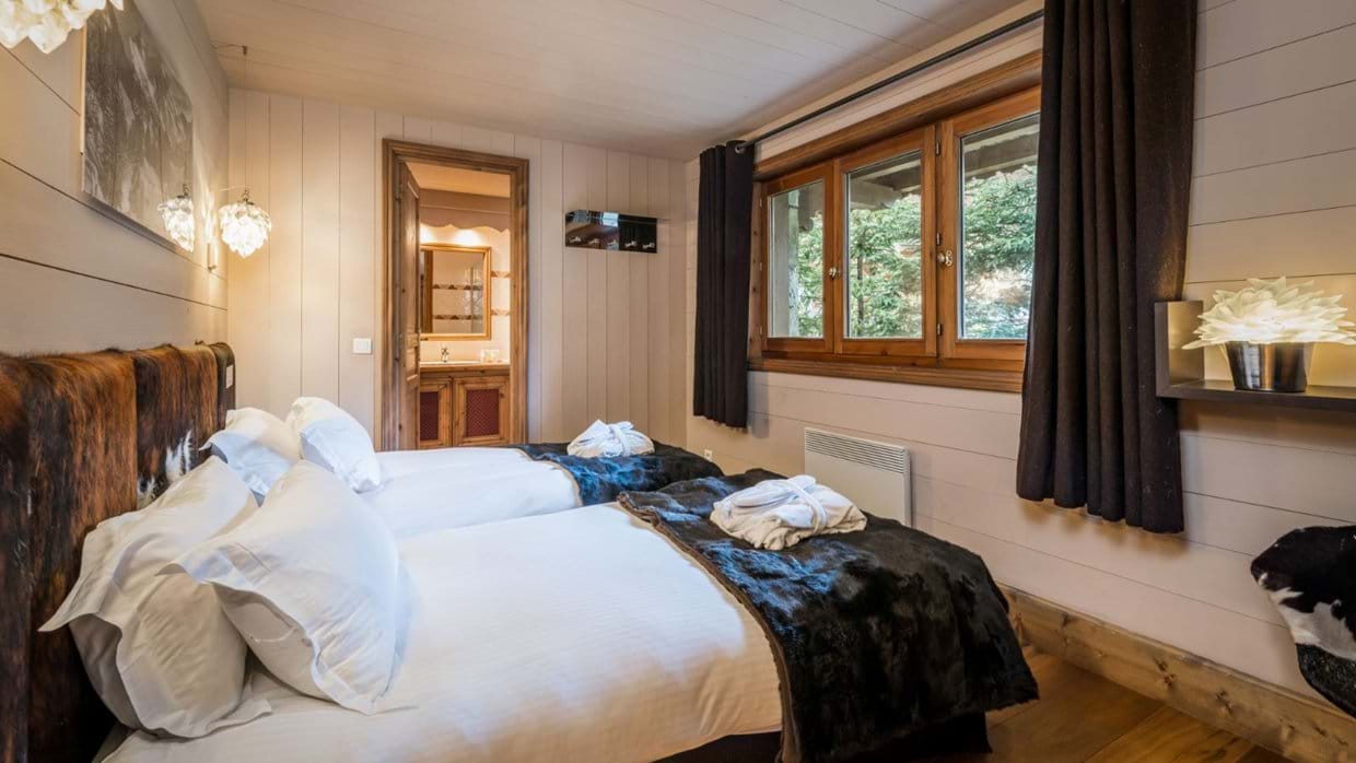 luxury-ski-chalet-meribel-brioche-oxford-ski-bedr (5).jpg