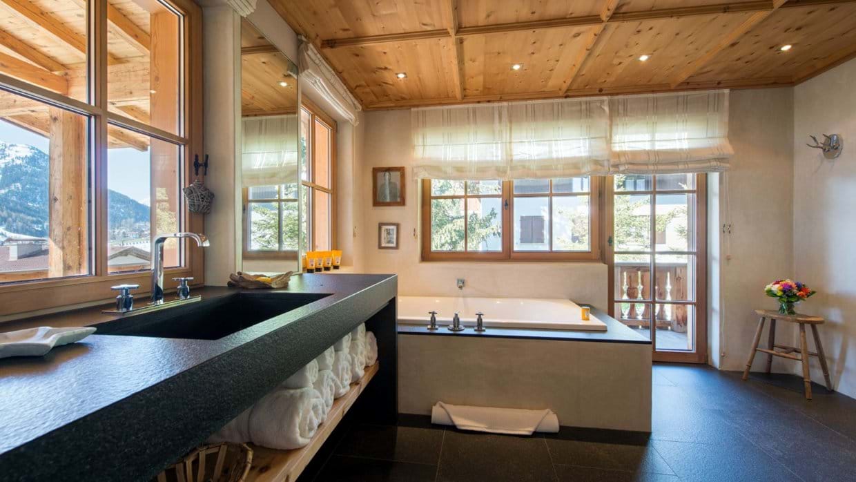 Luxury-Ski-Chalet-St-Anton-Chalet-Maria-Schnee-Oxford-Ski-Bathroom.jpg