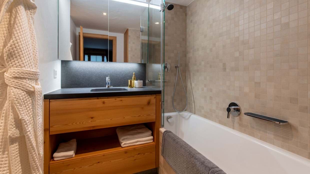 Luxury-Ski-Chalet-Verbier-Chalet-Deux-Ries-Oxford-Ski-Bathroom.jpeg