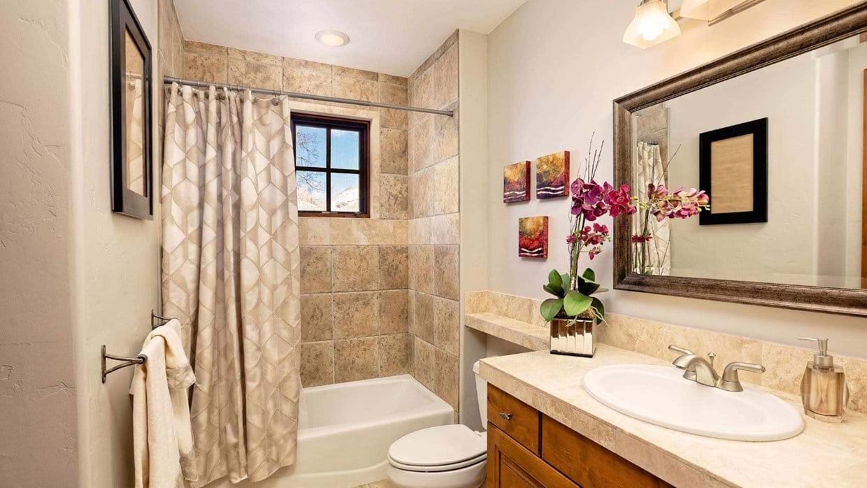 Luxury-Ski-Chalet-Vail-West pine-Oxford-Ski-Bathroom .jpg