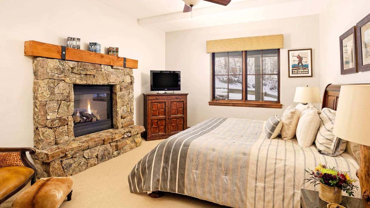 Luxury-Ski-Chalet-Vail-West pine-Oxford-Ski-Bedroom (3).jpg