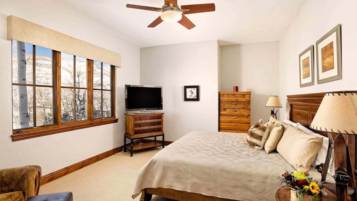 Luxury-Ski-Chalet-Vail-West pine-Oxford-Ski-Bedroom (4).jpg