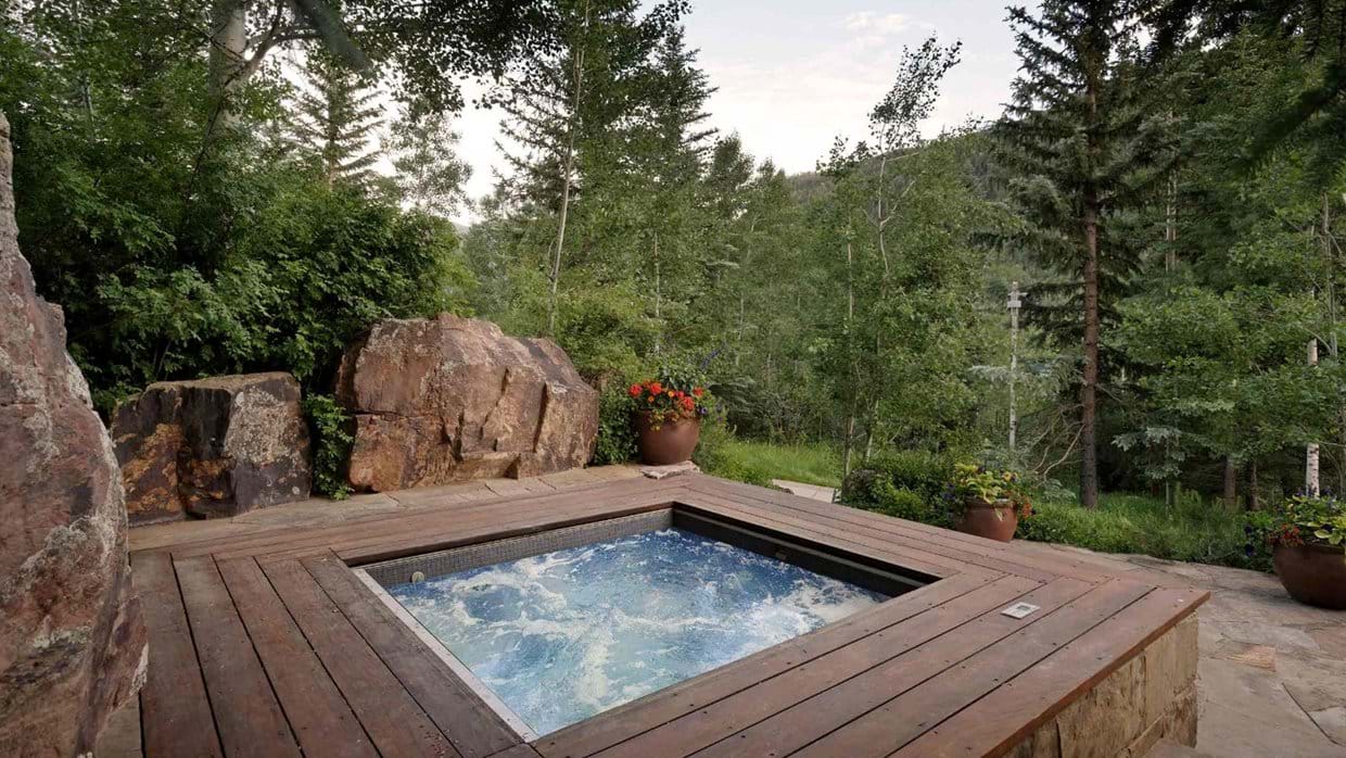 Luxury-Ski-Chalet-Aspen-Aspen-Park-Oxford-Ski-Hot-Tub.jpg