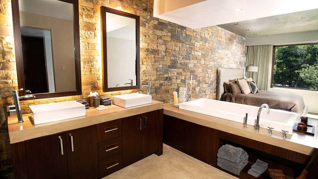 Luxury-Ski-chalet-Aspen-SilverKing-Oxford-Ski-Bathroom.jpg