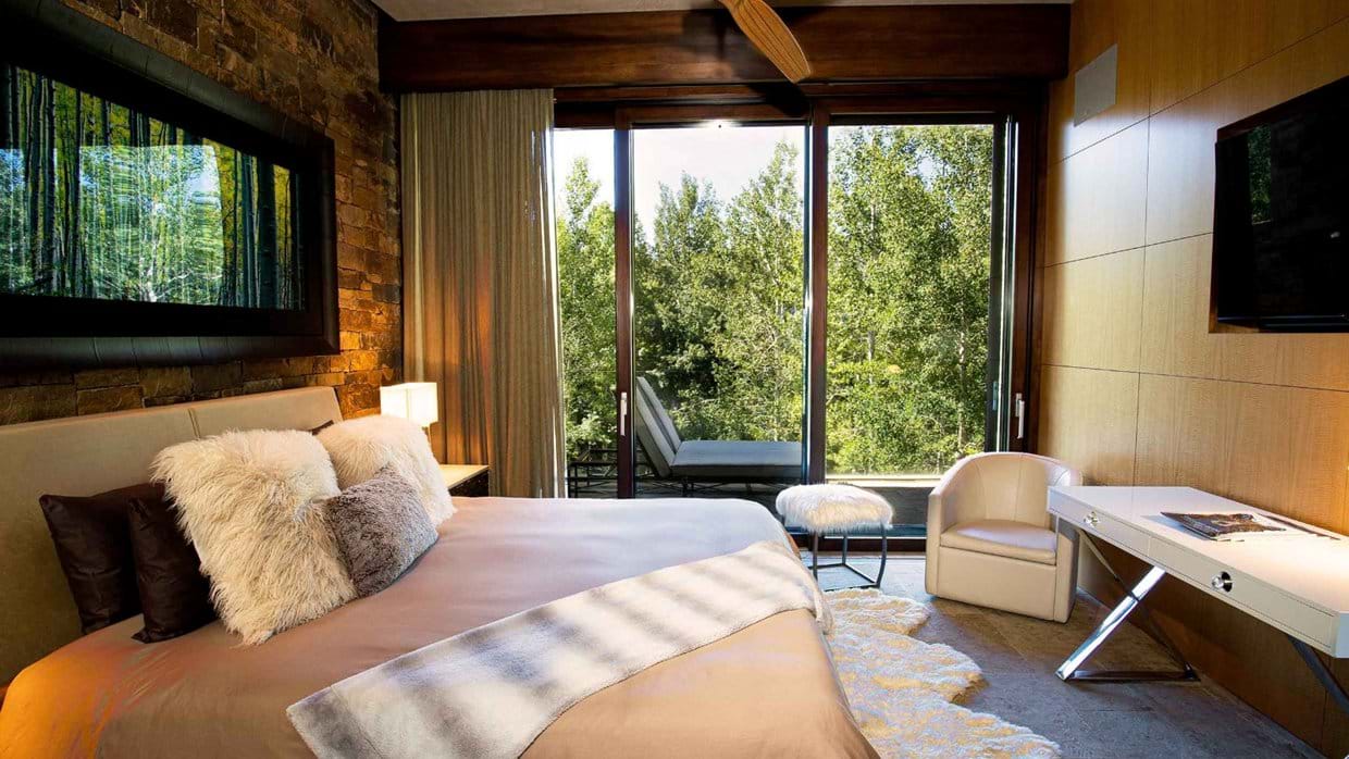 Luxury-Ski-chalet-Aspen-SilverKing-Oxford-Ski-Bedroom(4).jpg