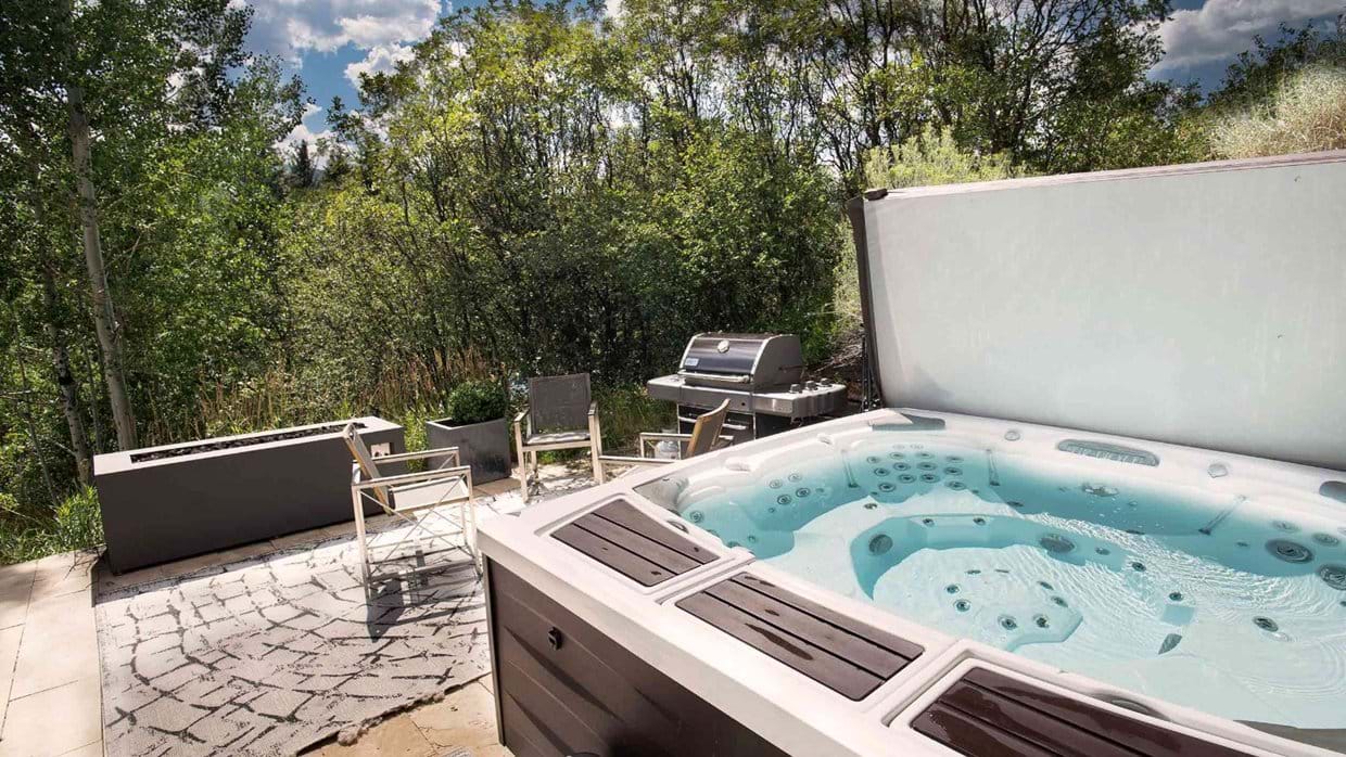 Luxury-Ski-chalet-Aspen-Silverking-Oxford-Ski-Hottub.jpg