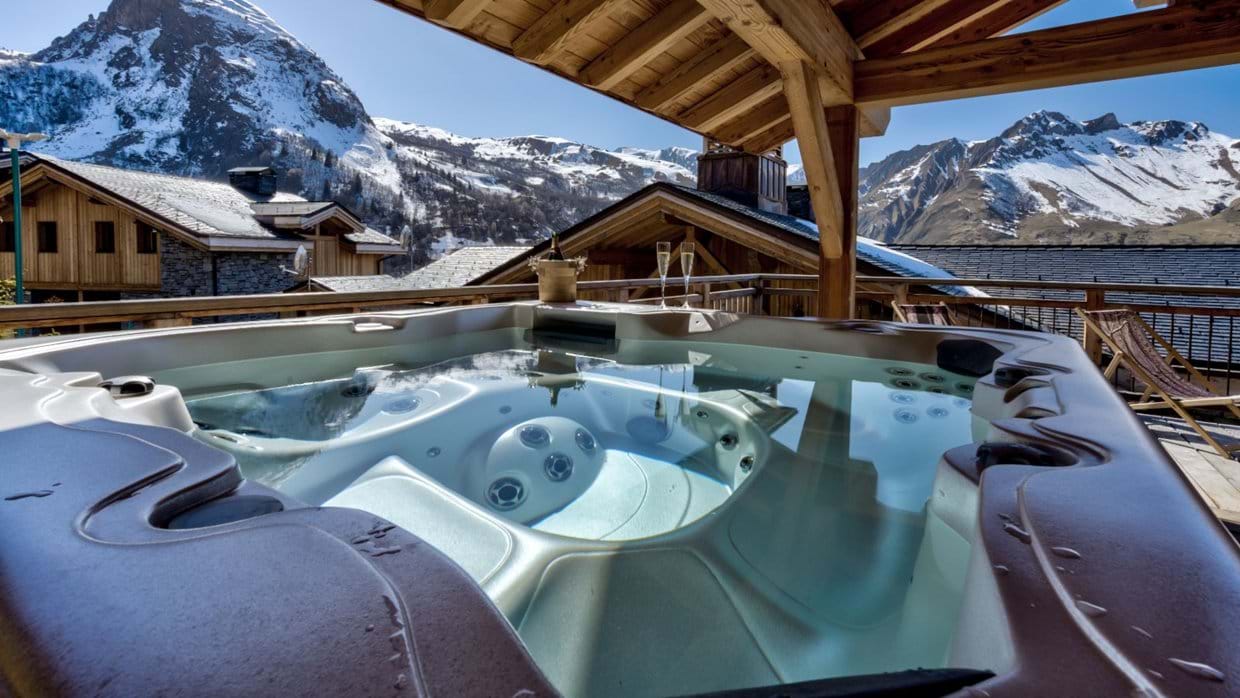 Luxury-ski-chalet-white-mountain-oxford-ski-hot-tub-image 1