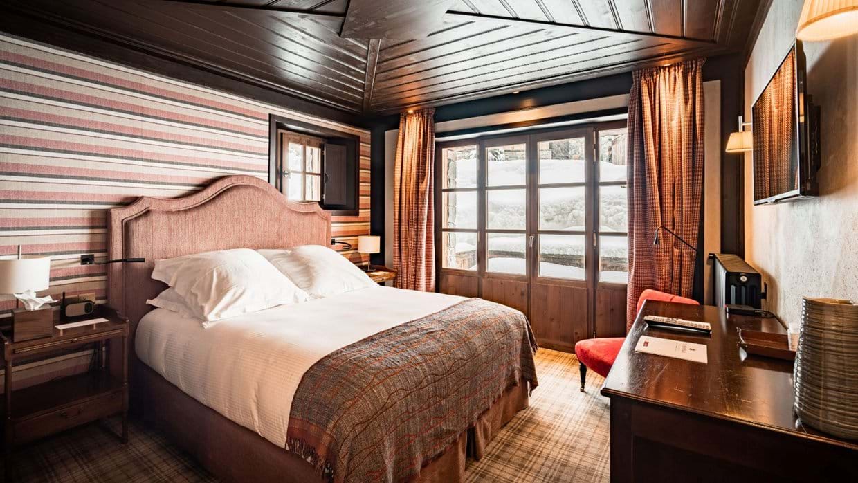 Luxury-Ski-chalet-Val d'Isere- Chalet Ebene-Oxford-Ski-Bedroom(1).jpg