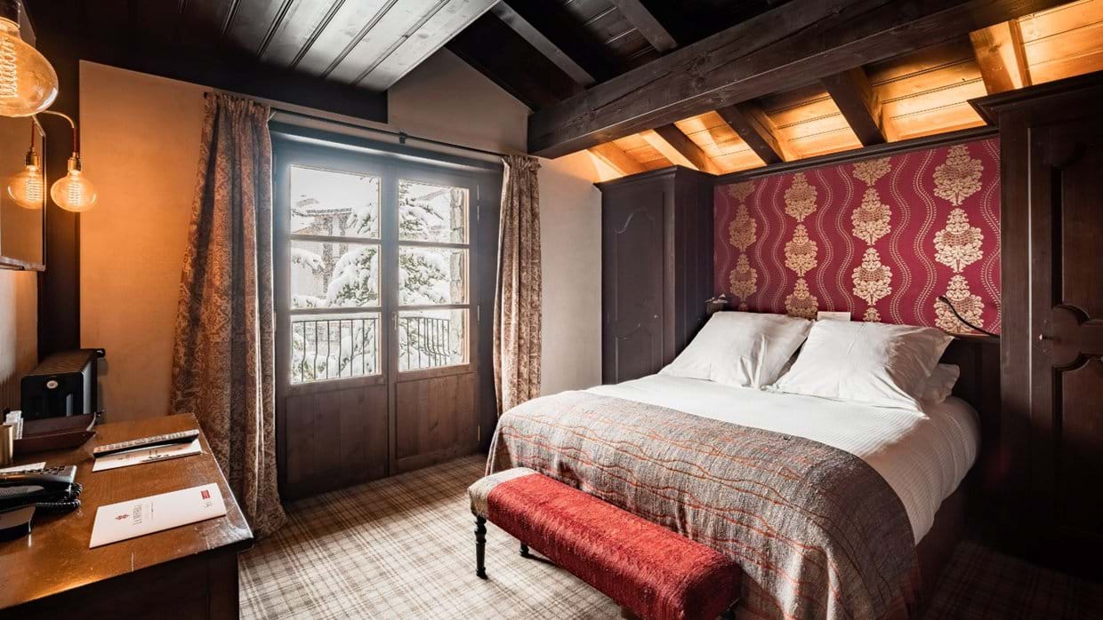 Luxury-Ski-chalet-Val d'Isere- Chalet Ebene-Oxford-Ski-Bedroom(5).jpg