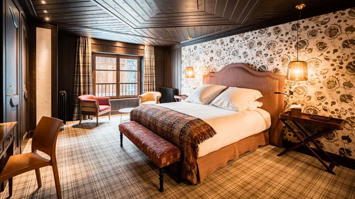 Luxury-Ski-chalet-Val d'Isere- Chalet Ebene-Oxford-Ski-Master Bedroom(3).jpg