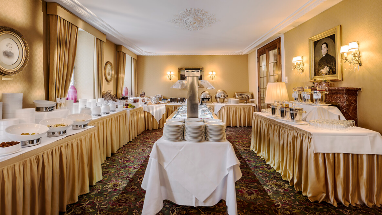 luxury-ski-hotel-zermatt-monte-rosa-breakfast.png