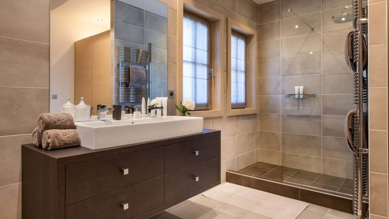 Luxury-Ski-Chalet-Courchevel-1650-Licorne-des-Neiges-Oxford-Ski-Bathroom.jpeg