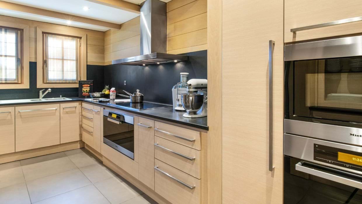Luxury-Ski-Chalet-Courchevel-1650-Licorne-des-Neiges-Oxford-Ski-Kitchen2.jpeg