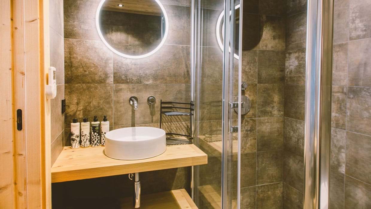 Luxury-Ski-Chalet-Morzine-Doyen-Oxford-Ski-Bathroom.jpg