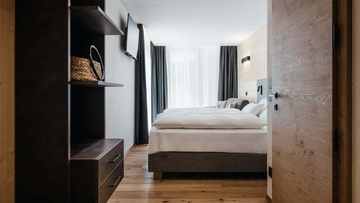 Luxury-Ski-Chalet-Alta-Badia-Chalet-Dolecir-Oxford-Ski-Bedroom (15).jpg