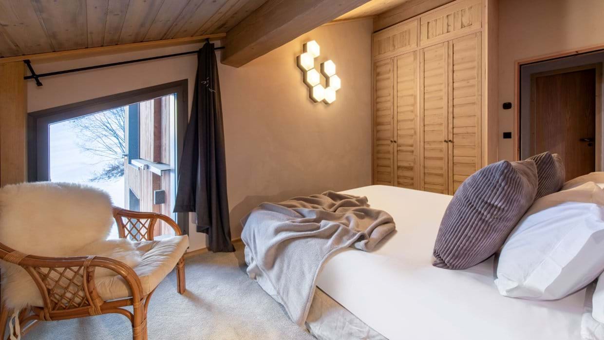 Luxury-Ski-Chalet-Val-d-Isere-Chalet-Kitsune-Oxford-Ski-Bedroom (17).jpg
