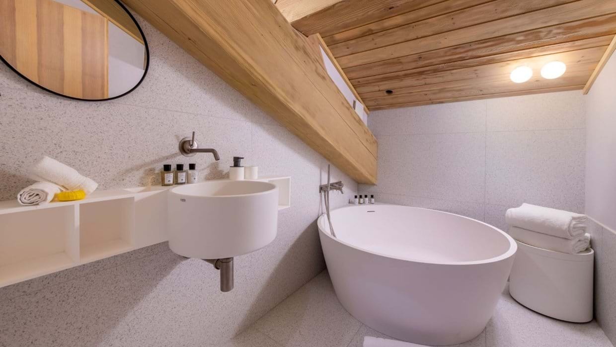 Luxury-Ski-Chalet-Val-d-Isere-Chalet-Kitsune-Oxford-Ski-Bathroom3.jpg
