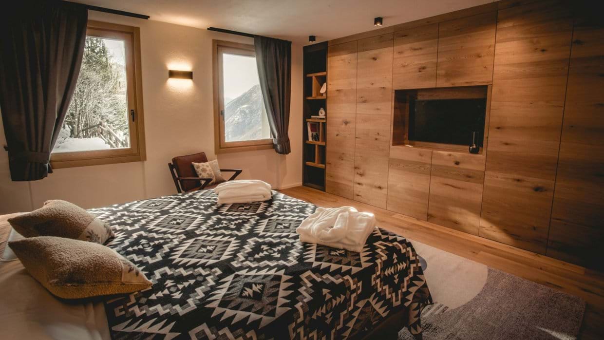 Luxury-Ski-Chalet-Cervinia-Chalet-Snostorm-Oxford-Ski-Bedroom (7).jpg