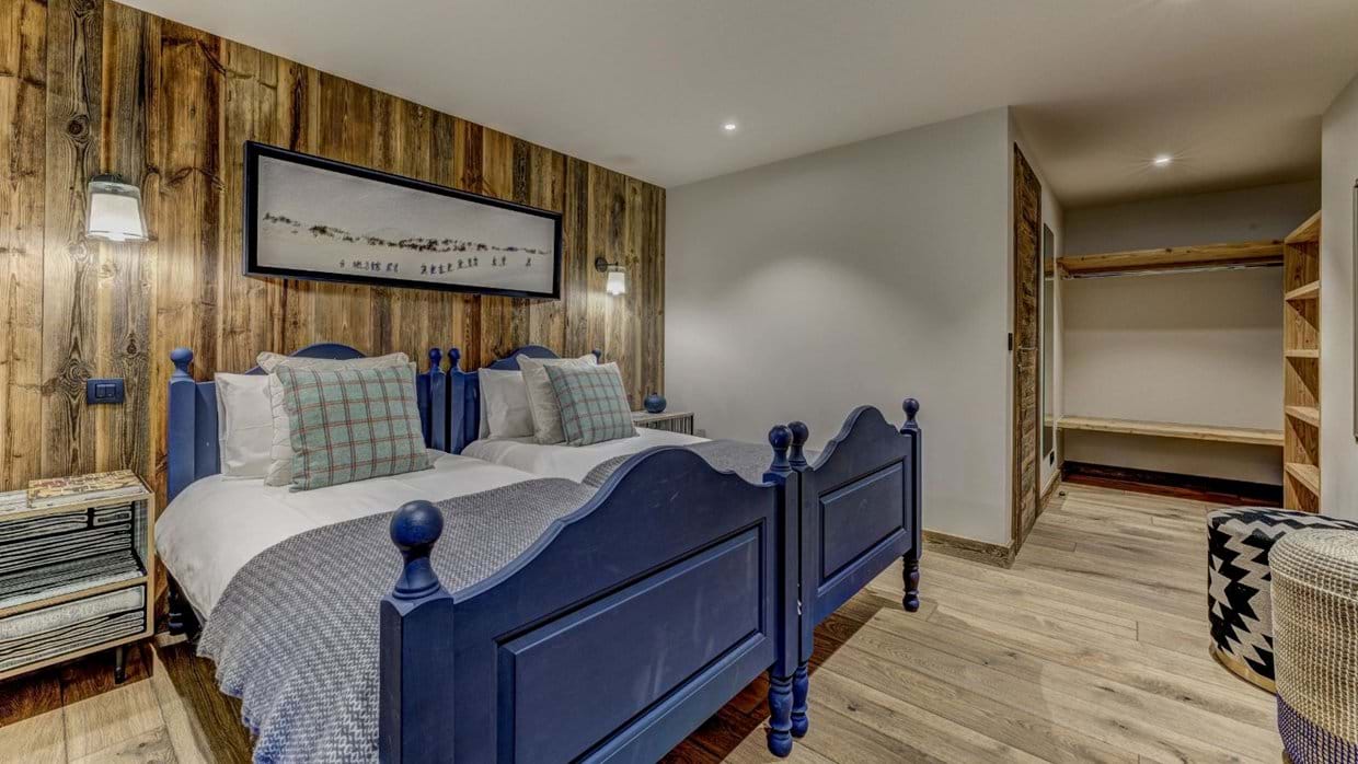 Luxury-Ski-Chalet-Chamonix-Chalet-Le-Brevent-Oxford-Ski-Bedroom (3).jpg