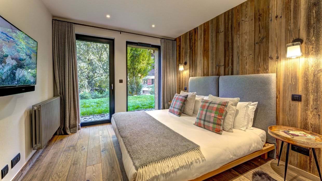 Luxury-Ski-Chalet-Chamonix-Chalet-Le-Brevent-Oxford-Ski-Bedroom (11).jpg