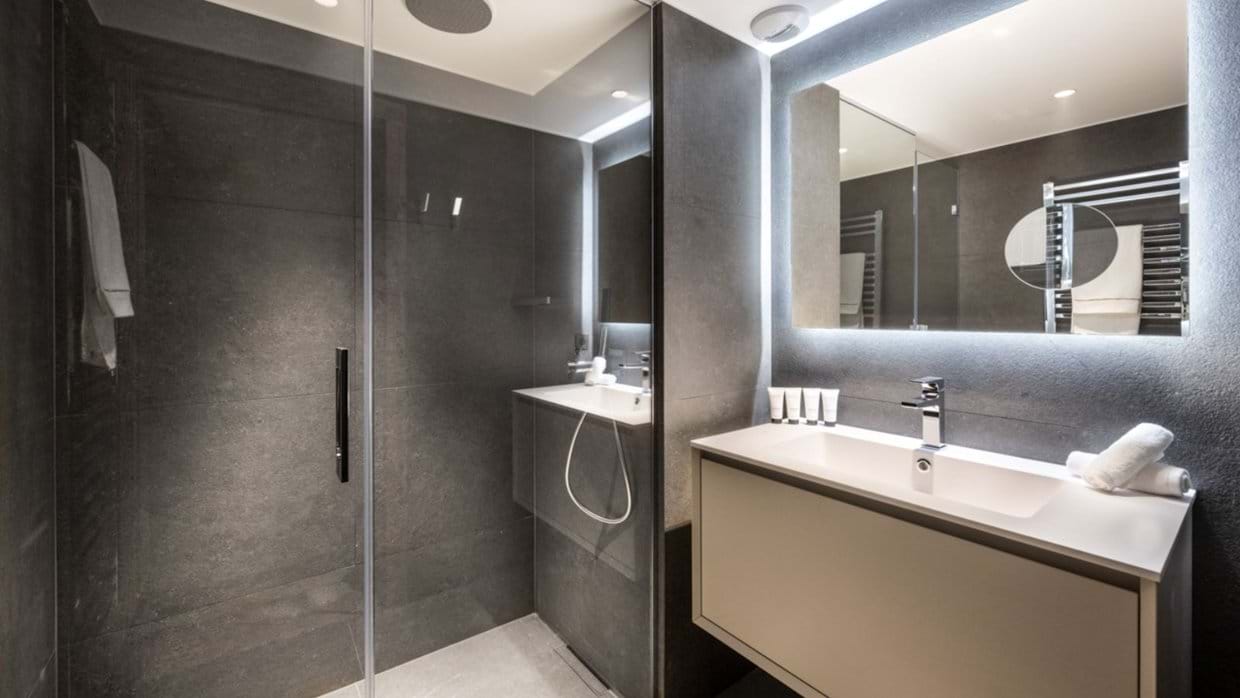 Luxury-Ski-Chalet-Val-d-Isere-Silverstone-Lodge-Deluxe-No-2-Bedroom (17).jpg