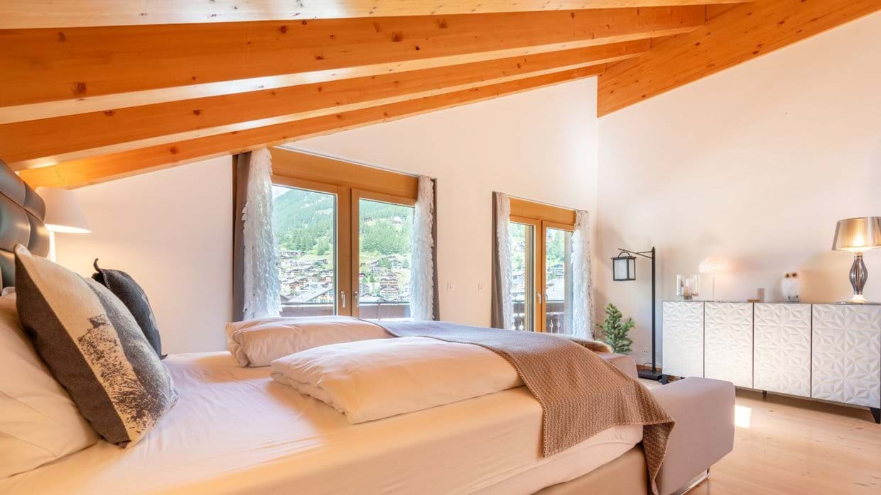 Luxury-ski-chalet-zermatt-penthouse-annyvonne-oxford-ski-master bedroom 3.jpg