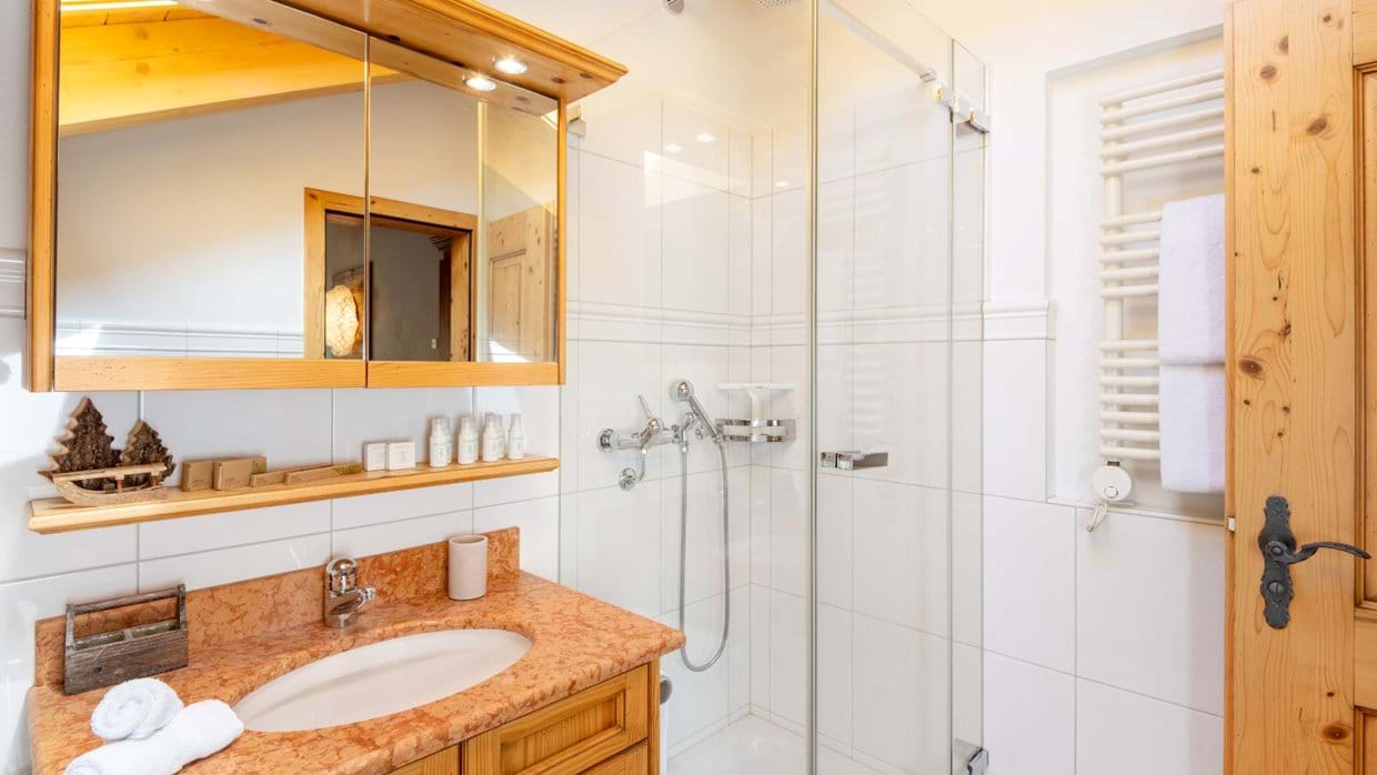Luxury-ski-chalet-zermatt-penthouse-annyvonne-oxford-ski-shower.jpg
