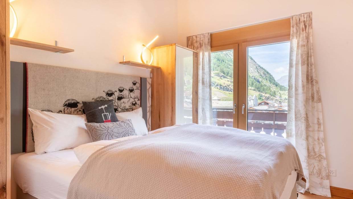 Luxury-ski-chalet-zermatt-penthouse-annyvonne-oxford-ski-bedroom 2.jpg