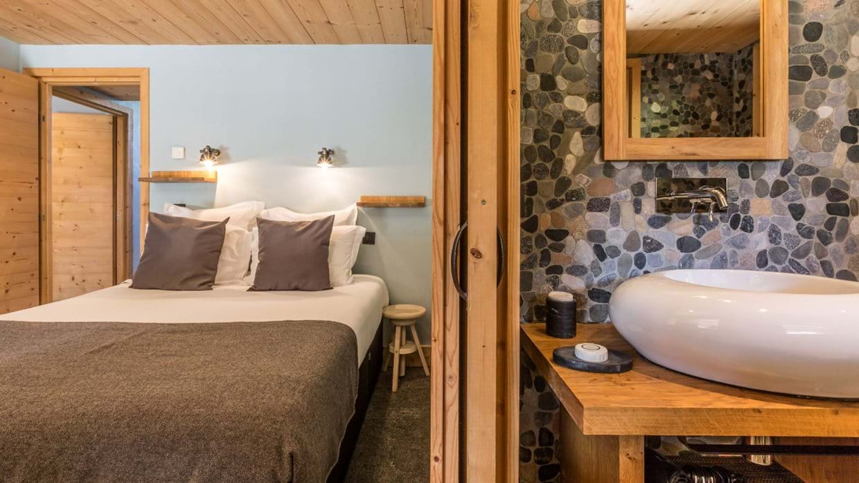 luxury-ski-chalets-chamonix-oxford-ski-granit-bedroom (1).jpg