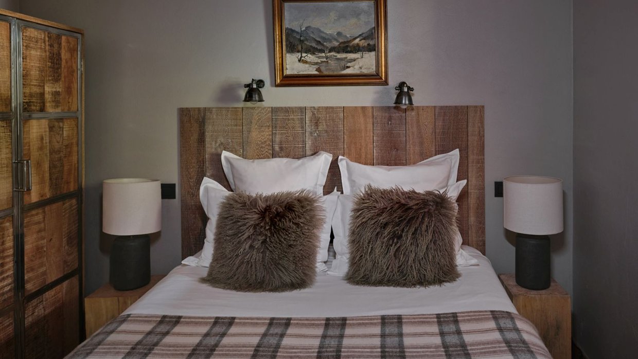 luxury-ski-chalets-chamonix-oxford-ski-granit-bedroom (2).jpg