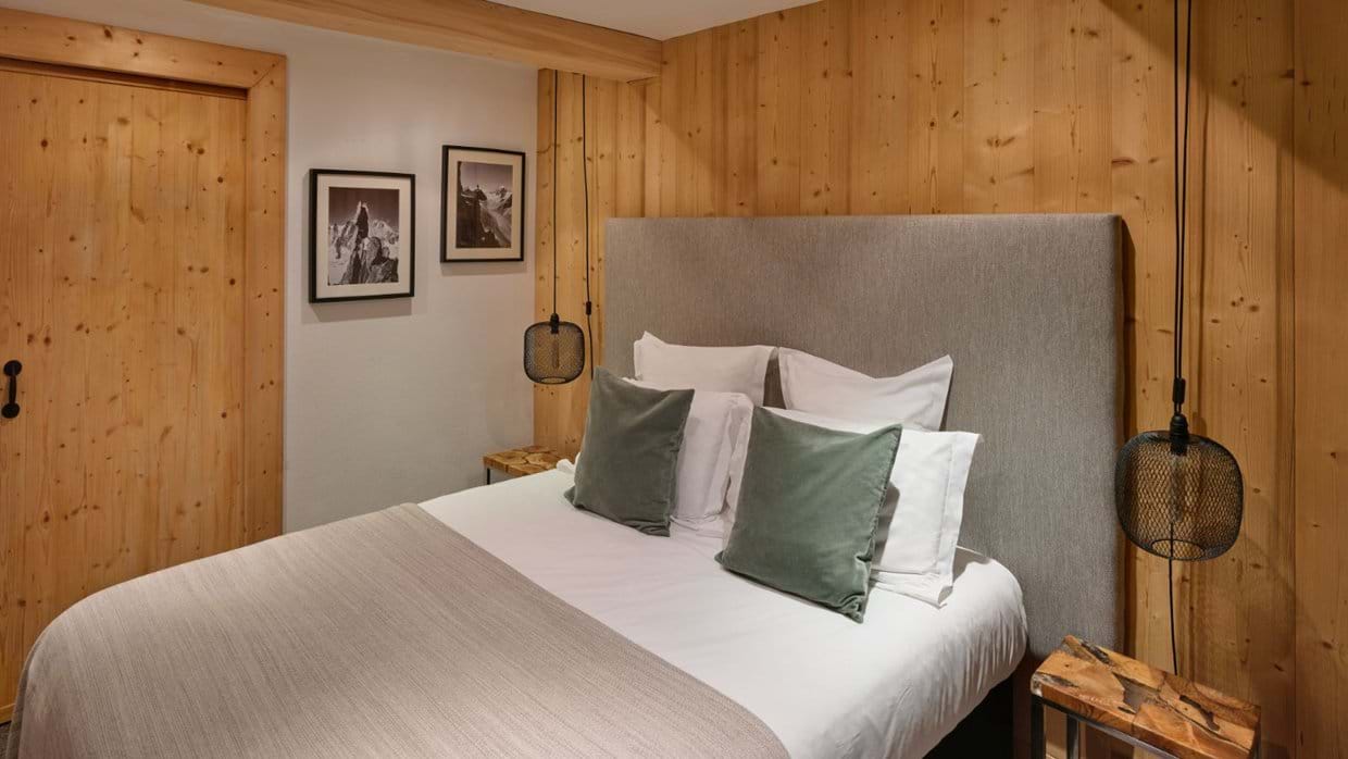 luxury-ski-chalets-chamonix-oxford-ski-granit-bedroom (3).jpg
