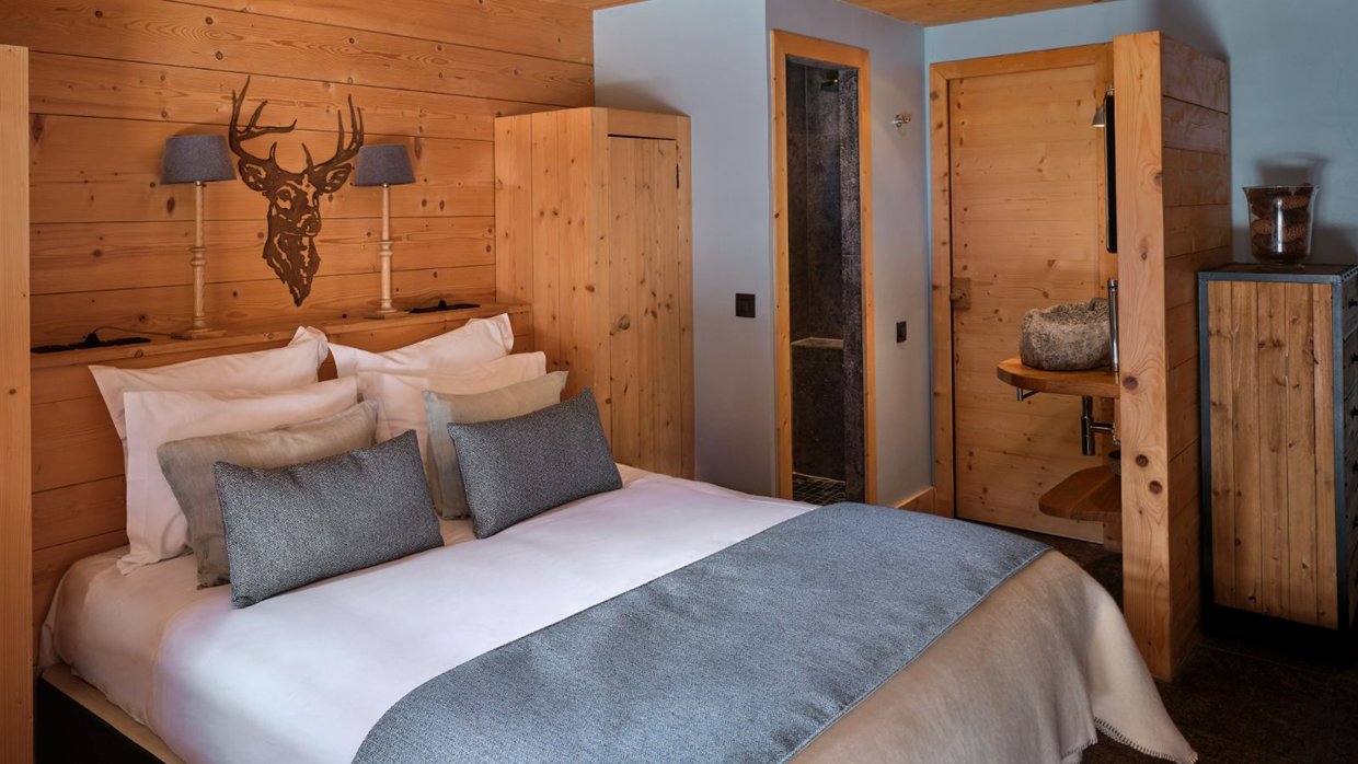 luxury-ski-chalets-chamonix-oxford-ski-granit-bedroom (6).jpg