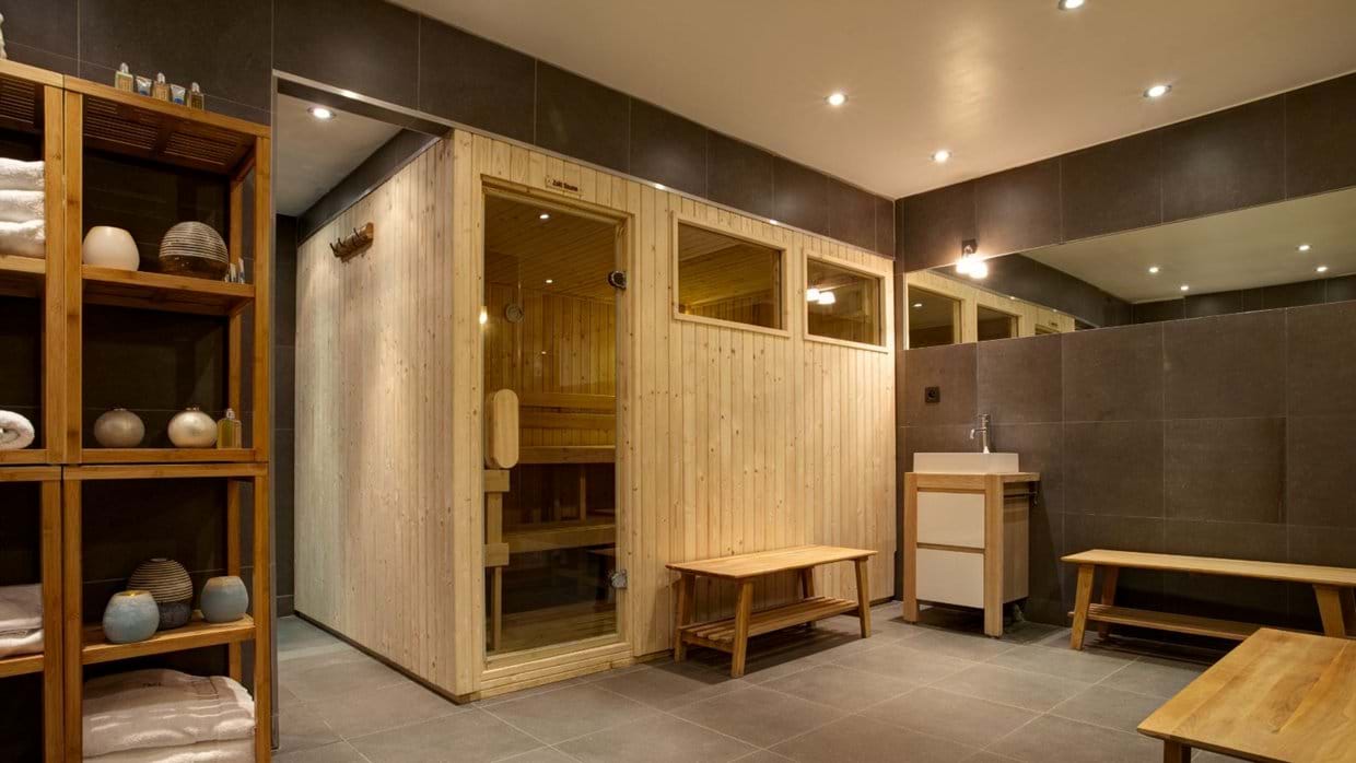 luxury-ski-chalets-chamonix-oxford-ski-les-rives-argentiere-communal-sauna (2).jpg