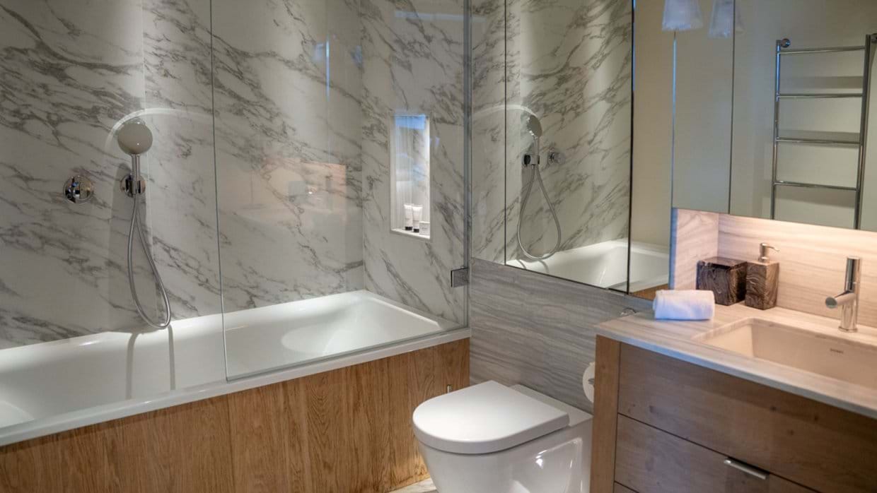 luxury-ski-chalet-val-disere-silverstone-4-oxford-ski-bathroom (2).jpg