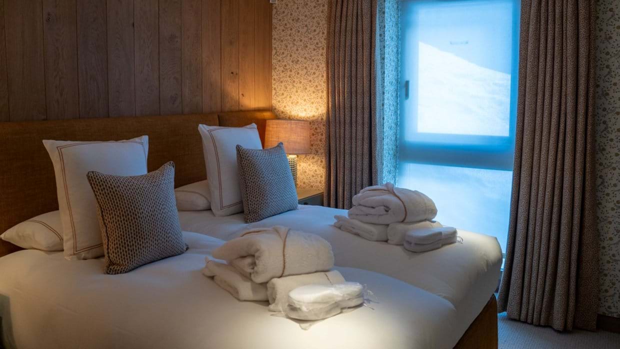 luxury-ski-chalet-val-disere-silverstone-4-oxford-ski-bedroom (1).jpg