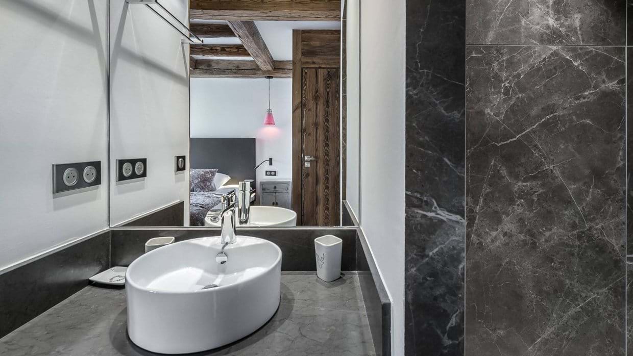 Luxury-Ski-Chalet-Val d'Isere-Apartment-Savoie 42-Oxford-Ski-Bathroom.jpg
