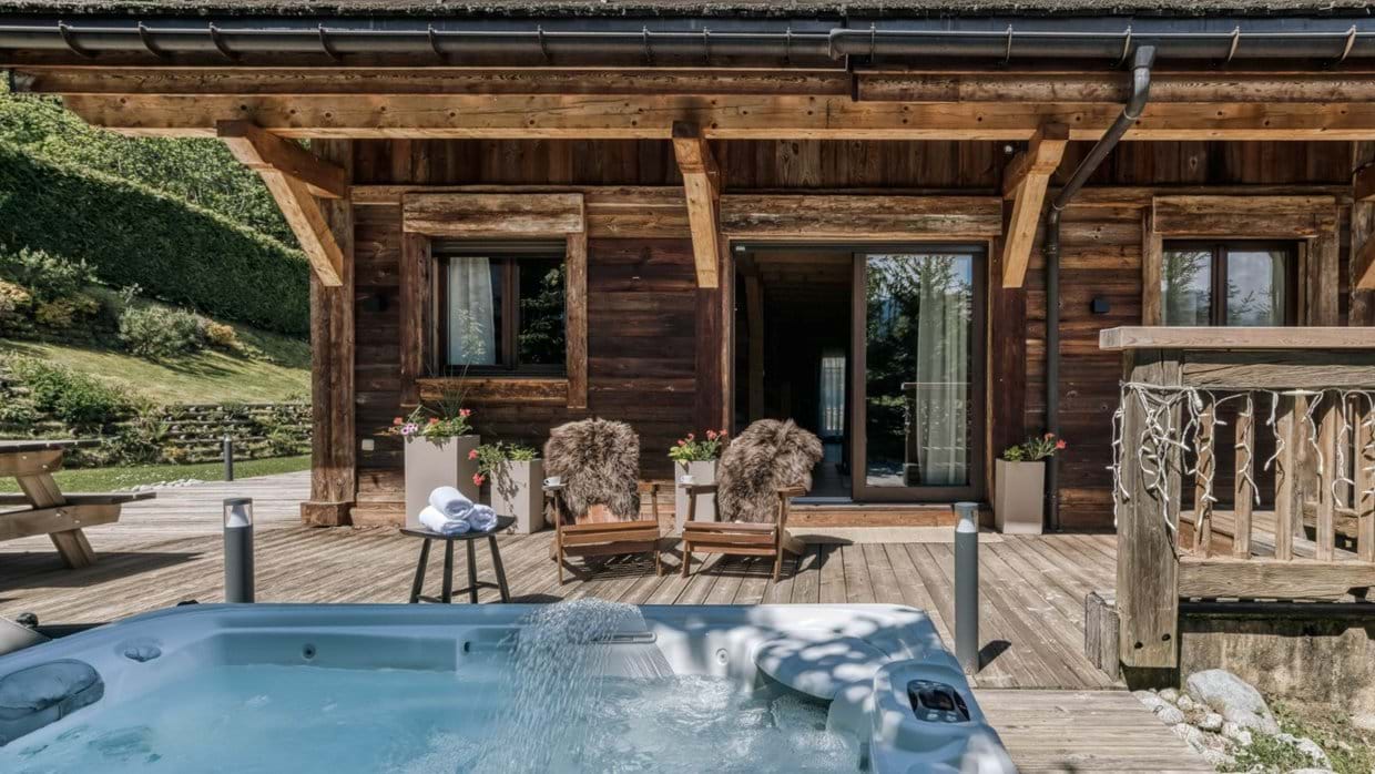 Luxury-Ski-Chalet-Megeve-Chalet Grey Fox-Jacuzzi-Oxford Ski.jpg