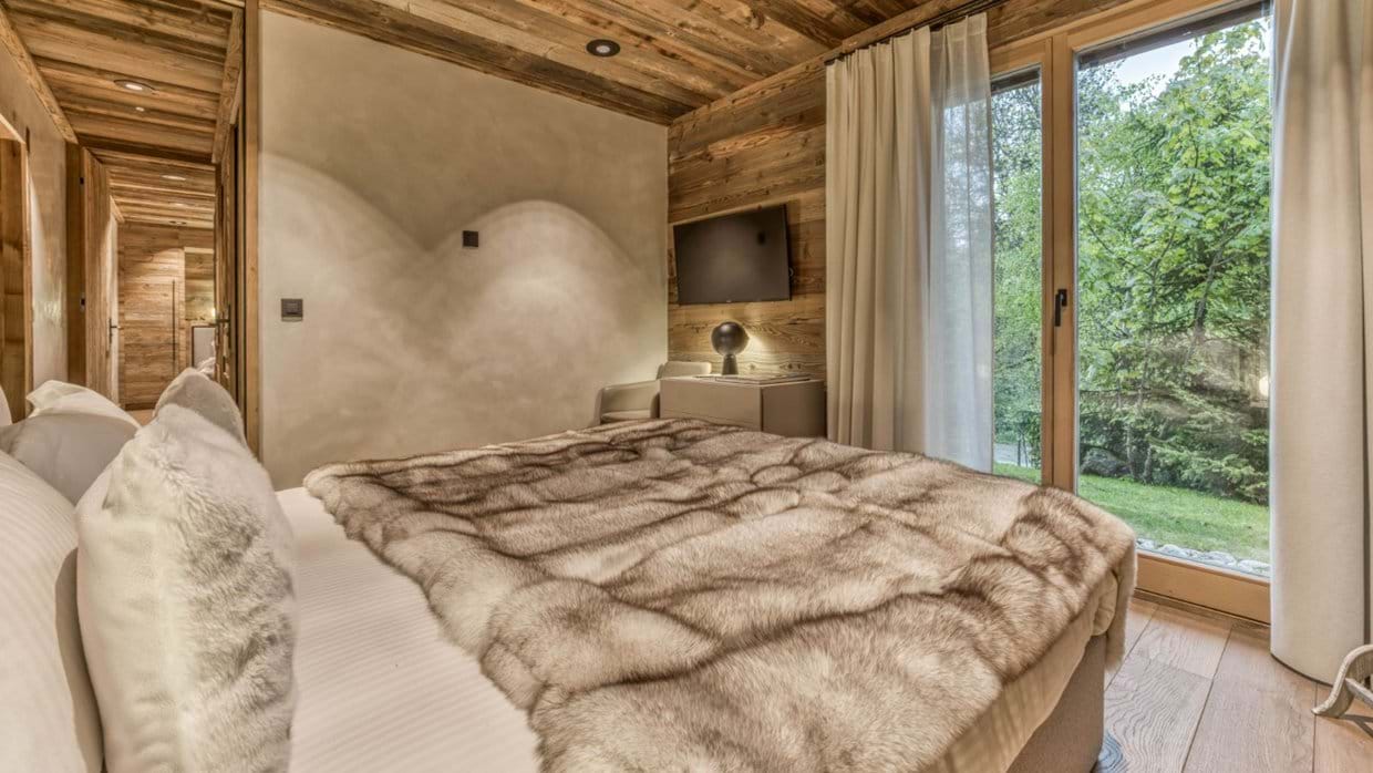 Luxury-Ski-Chalet-Megeve-Chalet White Fox-Bedroom 1-Oxford Ski.jpg