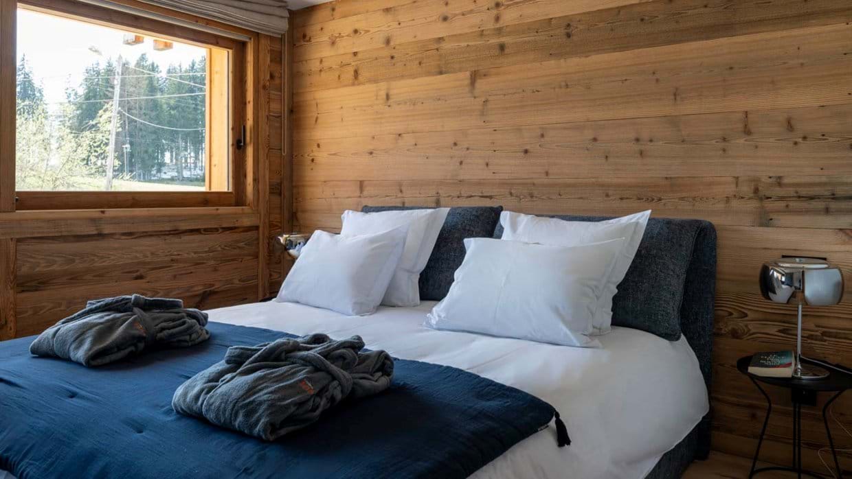 Luxury-ski-chalet-Les Gets-Chalet Grizzly-Bedroom 3-Oxford-Ski.jpg