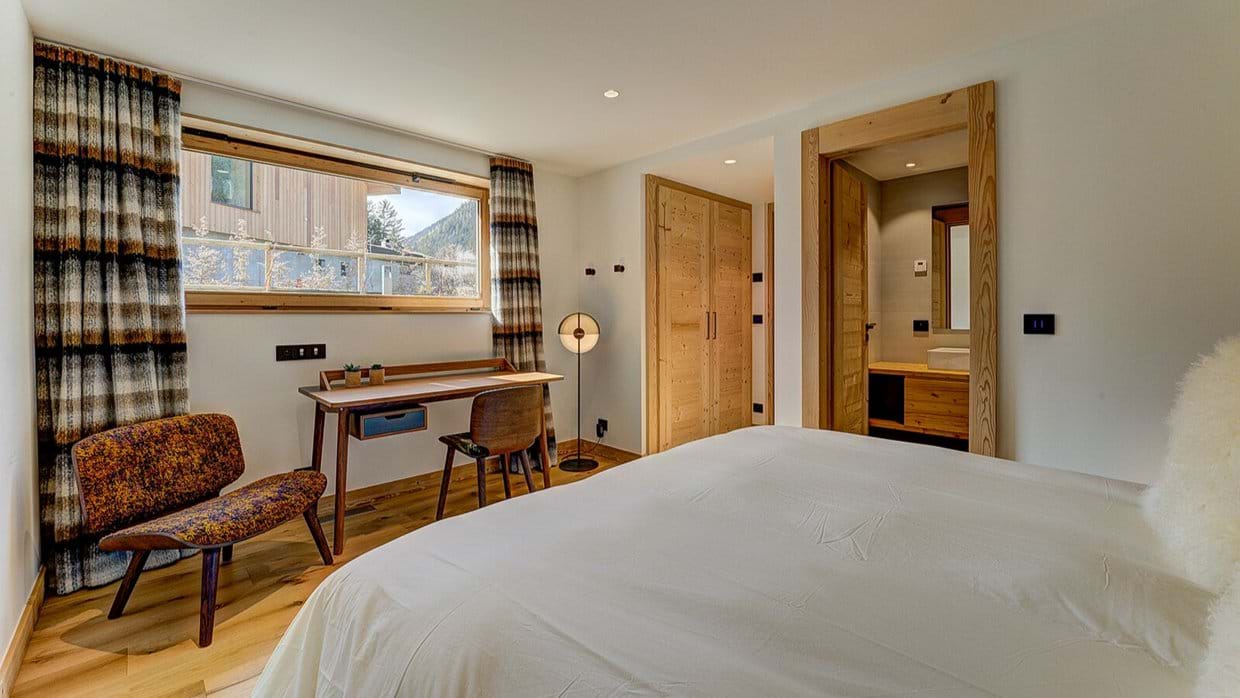 Luxury-Ski-Chalet-Chamonix-Chalet-Trois-Seours-Oxford-Ski-Bedroom (33).jpg