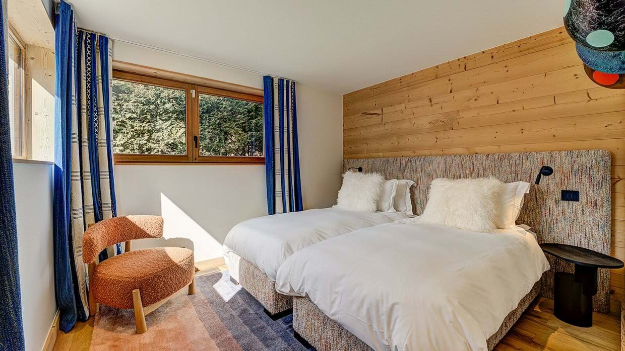 Luxury-Ski-Chalet-Chamonix-Chalet-Trois-Seours-Oxford-Ski-Bedroom (19).jpg