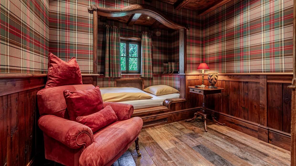 Luxury-Ski-Chalet-Kitzbuhel-Chalet-Tyrolia-Oxford-Ski-Bedroom (16).jpg