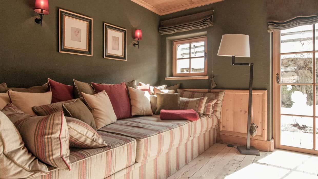Luxury-Ski-Chalet-Kitzbuhel-Chalet-Aurach-Oxford-Ski-Sofa.jpeg