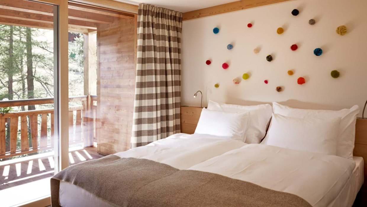 Luxury-Ski-Apartment-Zermatt-Apartment-Panorama-Oxford-Ski-Bedroom (8).jpg