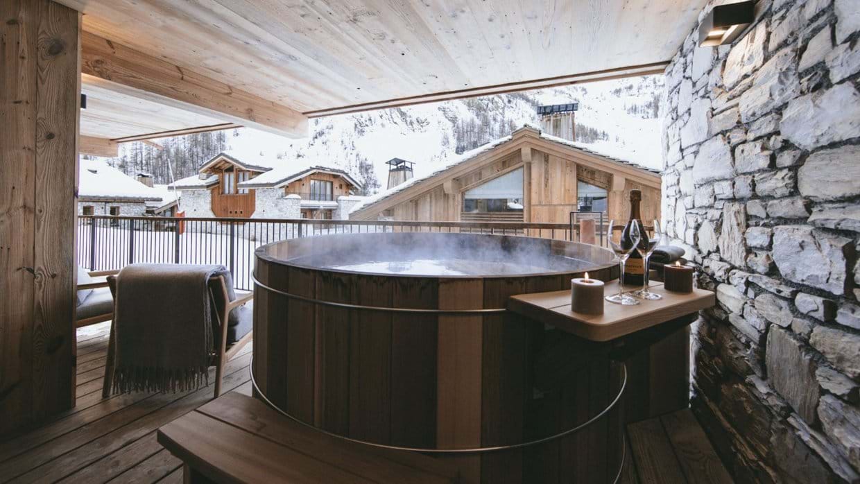 luxury-ski-chalets-val-disere-chalet-la-tene-oxford-ski-hot-tub.jpg