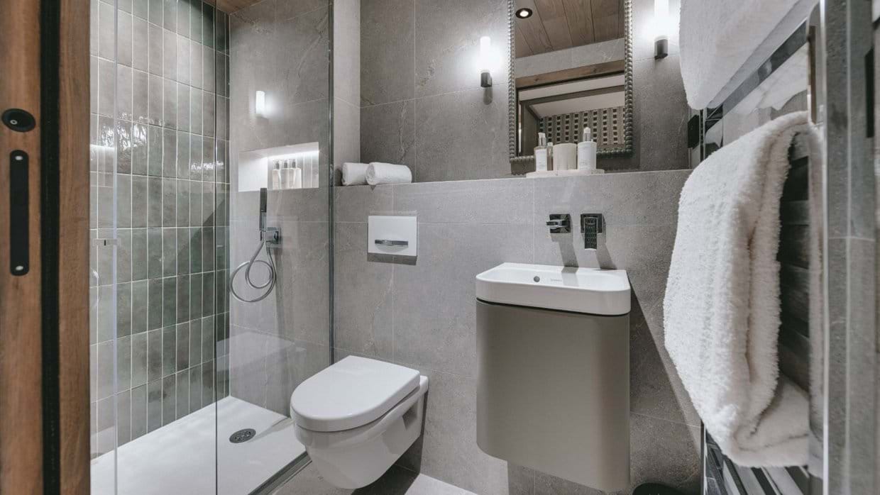 luxury-ski-chalets-val-disere-chalet-la-tene-oxford-ski-bathroom (2).jpg